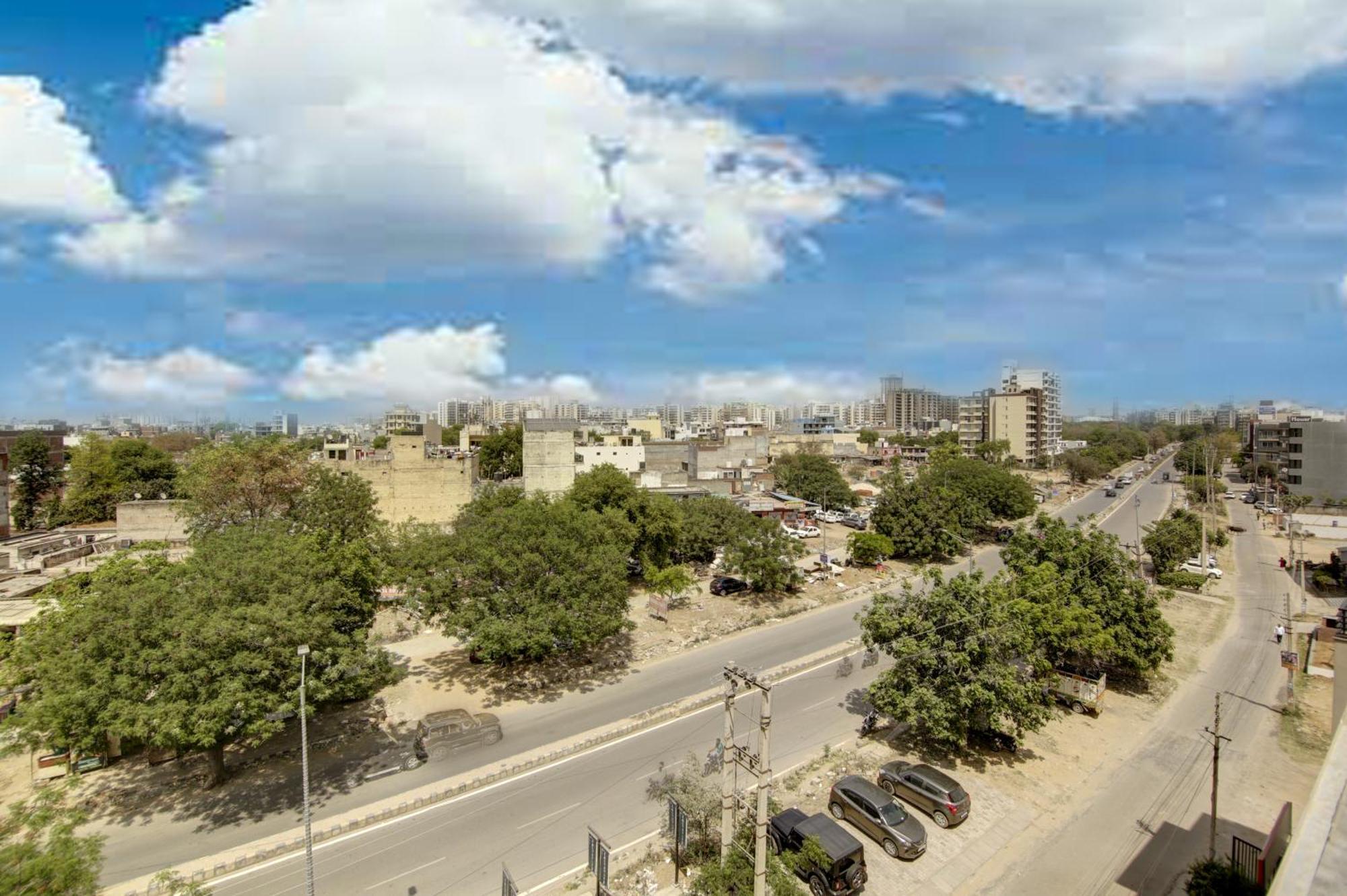 Saltstayz Premier - Near Golf Course Road & Sector 57 Gurgaon Exteriör bild